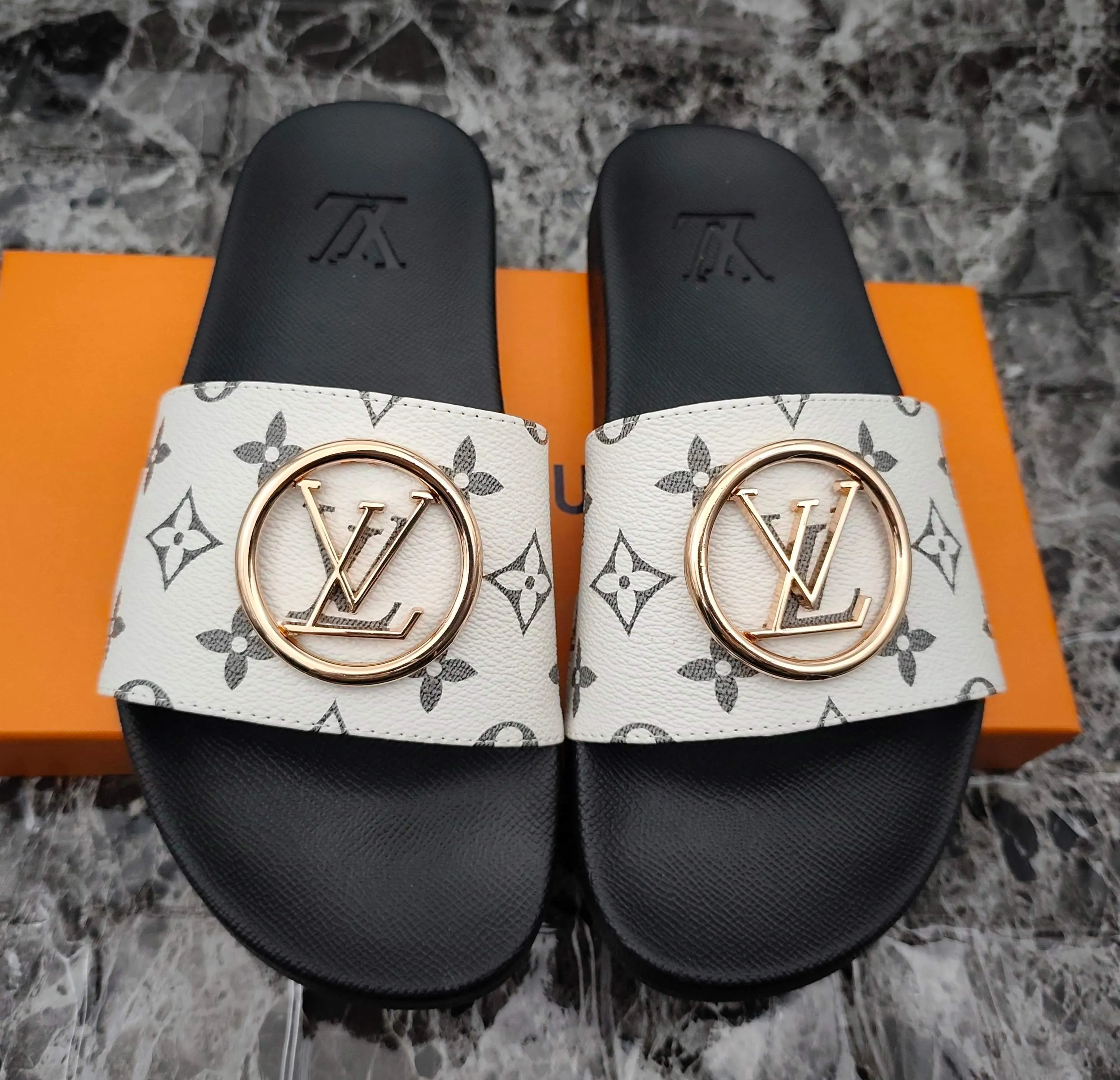 👟👟Ex-factory price 280👟👟 (available all year round) same style for men and women, size 35--48. Couple style🎗Louis Vuitton "LV" slippers, a much-anticipated one, so beautiful that it will melt your hearts❤! It is simply a masterpiece of extraordinary craftsmanship. It is a must-have for everyone. It is made by open mold. It feels Q-bounce and super soft on the feet. It is super delicate on the feet. It is an exclusive model. There are many layouts, so there is always one you like🎉🎉